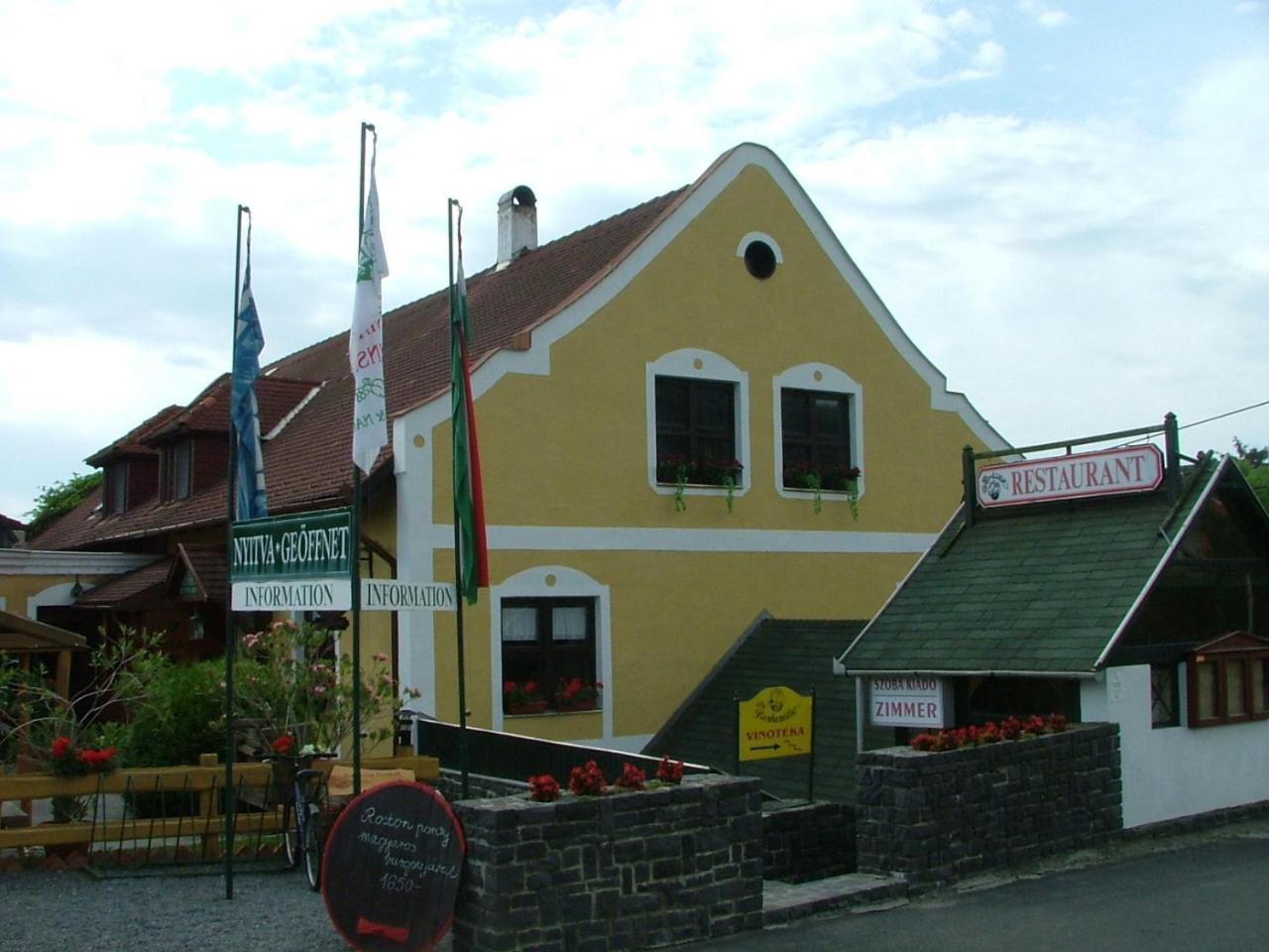 Borbaratok Panzio Hotel Badacsonytomaj Exterior photo